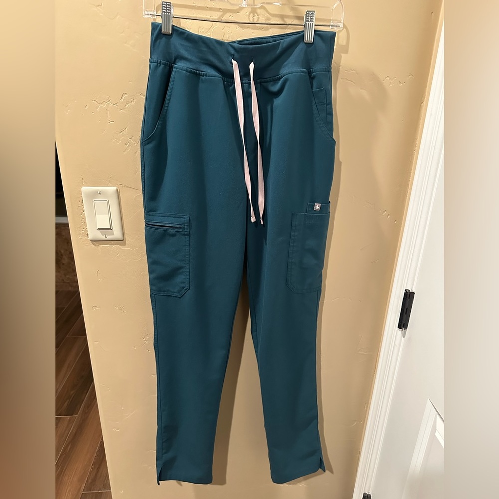 Women’s FIGS Yola High-Waisted Scrub Pants in Caribbean Blue, Size S/Tall